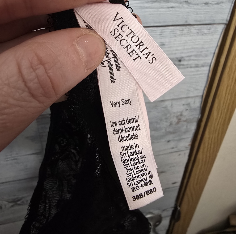 Victoria's Secret Very Sexy Low Cut Demi Elegant Black Lace Bra - Picture 9 of 10